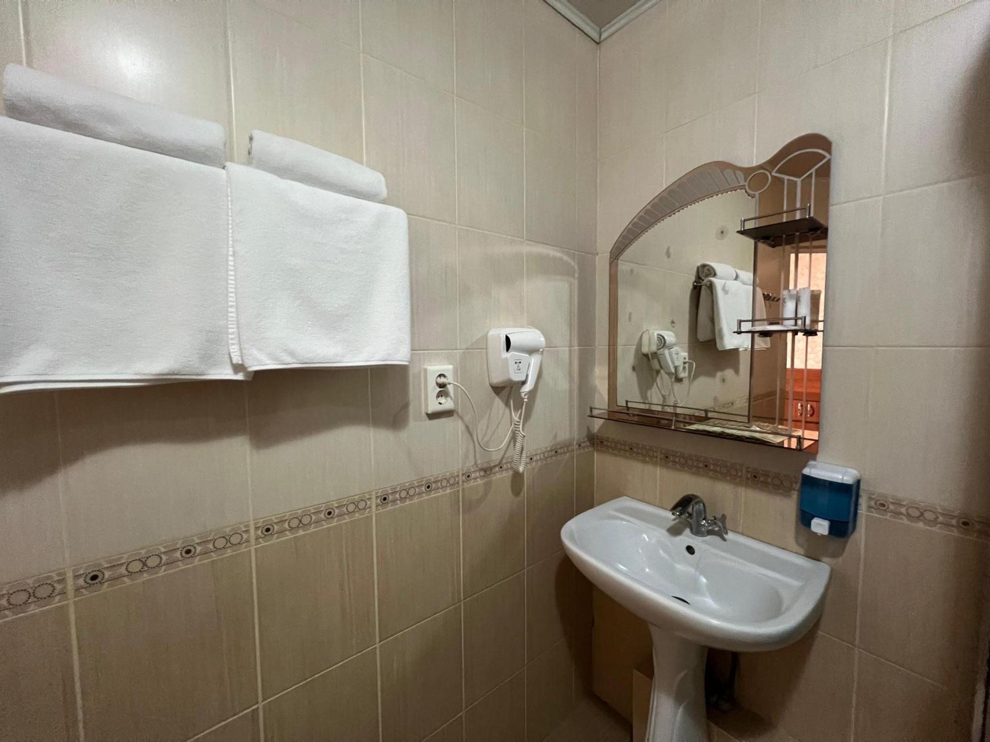 Three Dolphins Hotel Ακτάου Εξωτερικό φωτογραφία
